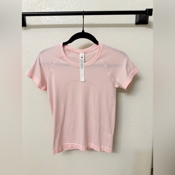 Lululemon Swiftly Tech Short-Sleeve Shirt 2.0 Waist Length strawberry milkshake - Picture 2 of 5
